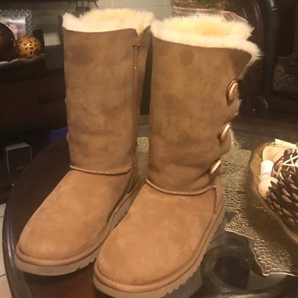 Uggs women’s  Bailey Triplets Buttom II Boots 6